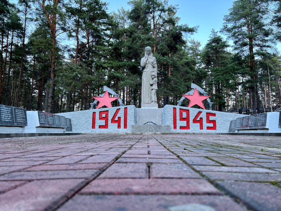 Воинское захоронение №1,
расположенное рядом с гражданским кладбищем
в г. Печоры Псковской области